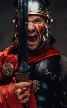 Deli Romalı savaşçı elinde kılıcıyla bağırıyor.