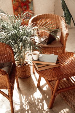 Gündüz vakti bambu mobilyalı lüks otel odası