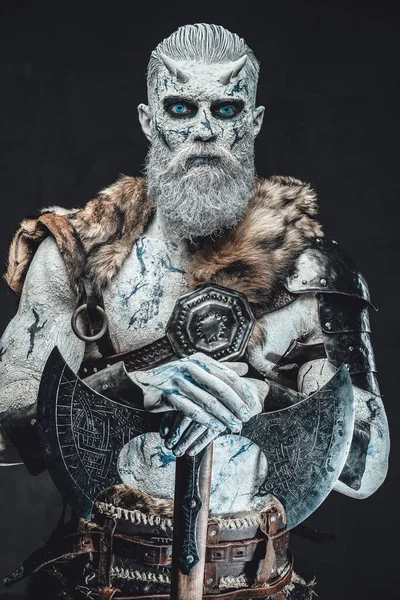 Moda mítica del guerrero no-muerto del norte con hacha — Foto de Stock