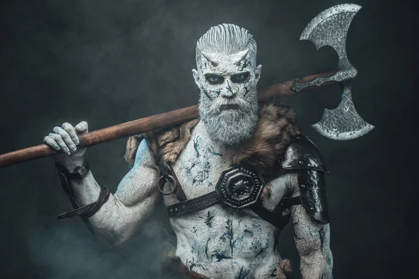 Pale skinned undead warrior with blue eyes and huge axe — Stock Photo, Image