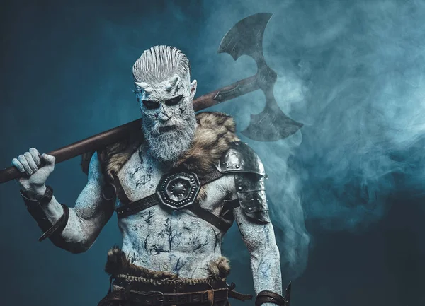 Evil scandinavian warrior with two handed axe on his shoulder — Stock Photo, Image