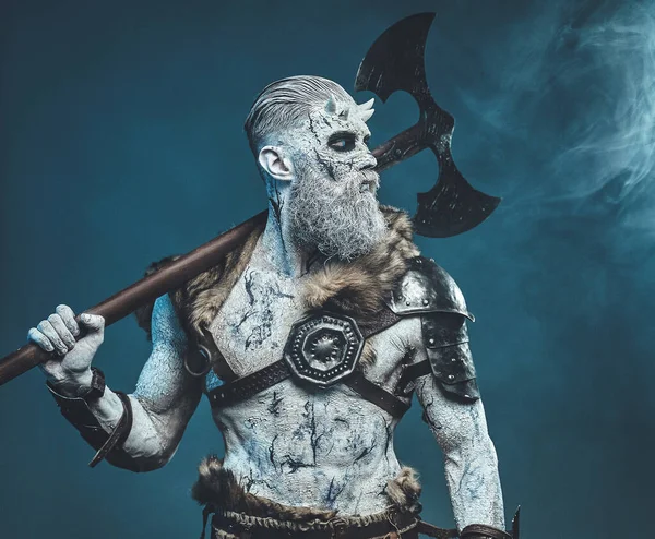 Evil scandinavian warrior with two handed axe on his shoulder — Stock Photo, Image