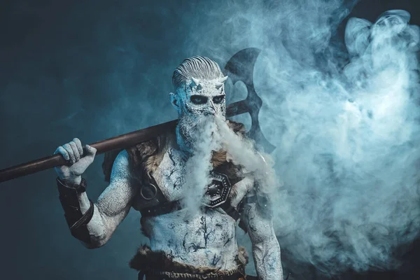 Τρομακτικό undead από Nord με τσεκούρι σε μπλε φόντο με ομίχλη — Φωτογραφία Αρχείου