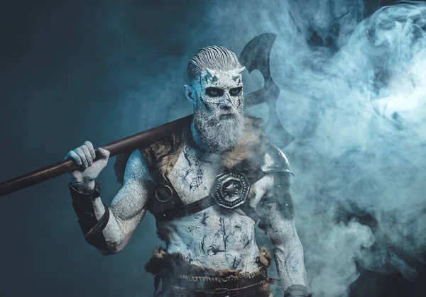 Assustador guerreiro de pele pálida com machado em fundo fumado — Fotografia de Stock