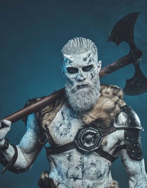 Omzunda koca bir balta olan efsanevi kış savaşçısı.