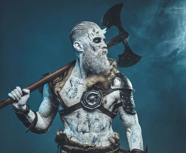 Malvado guerreiro escandinavo com dois machados no ombro — Fotografia de Stock