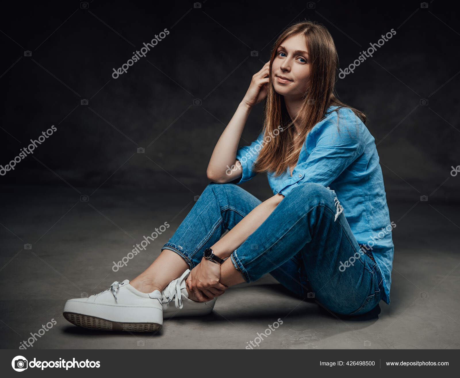 Female model in jeans clothing poses in dark background — Stock