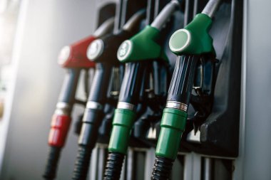 Otomatik serviste farklı sıra yakıt tabancaları