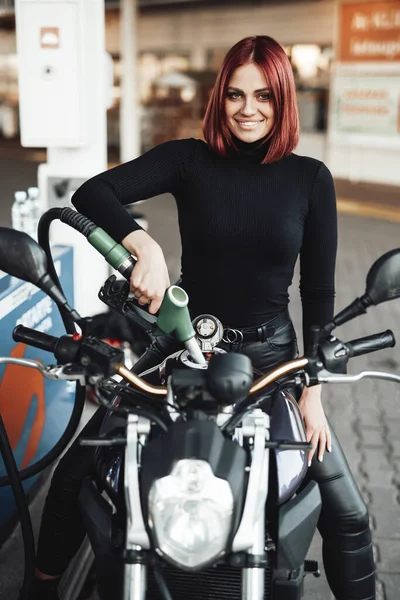 美しいです女の子とともに赤い髪と彼女のバイクでサービス — ストック写真