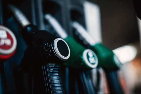 Fila diferente de pistolas de combustível em serviço de automóveis — Fotografia de Stock
