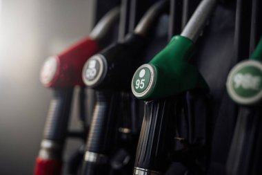 Otomatik serviste farklı sıra yakıt tabancaları