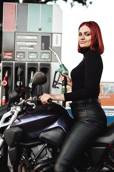 赤い髪の魅力的な女性が自転車に座っています — ストック写真