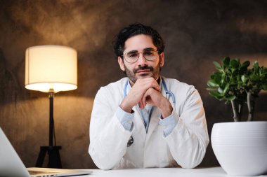 Masada oturan pozitif doktor koyu bir geçmişi var.