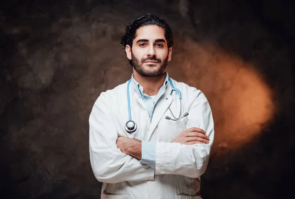 Vestido com casaco branco médico profissional em fundo escuro — Fotografia de Stock