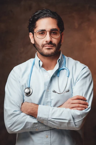 Médico profesional de confianza en bata blanca con brazos cruzados —  Fotos de Stock