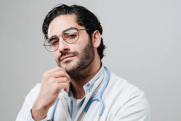 Опытный профессиональный врач на белом фоне — стоковое фото