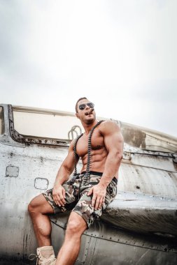 Zalim asker uçaklarda oturur ve puro içer.