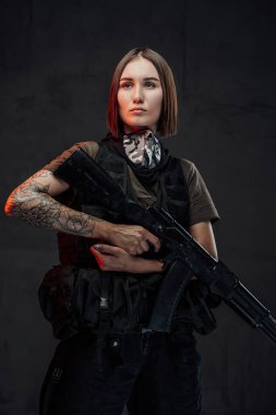 Geçmişinde saldırı tüfeği olan neşeli kadın paralı asker.
