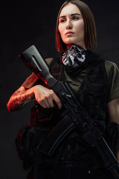Tetovaná žena žoldák s ak74 v tmavém pozadí — Stock fotografie
