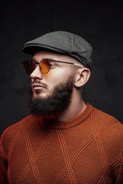 Sakallı ve kepli esmer bir hippi.