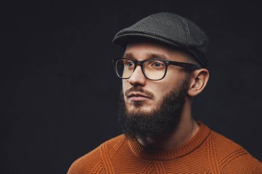 Siyah arka plan sakallı hippi gözlüklü ve şapkalı