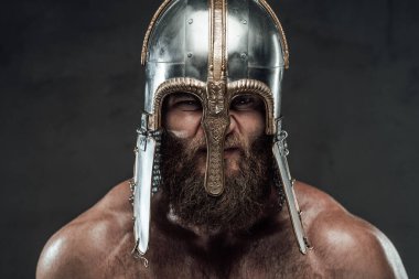 Koyu arkaplanda miğferi olan saldırgan Viking.