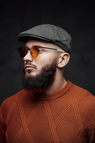 Sakallı ve kepli esmer bir hippi.