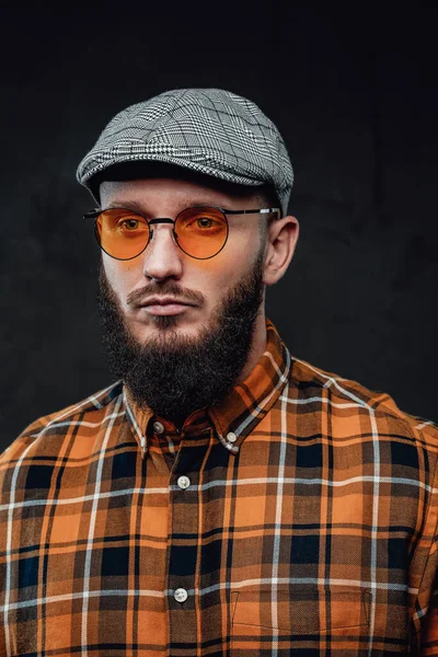 El hombre de camisa con estilo y barba posa en un fondo oscuro —  Fotos de Stock