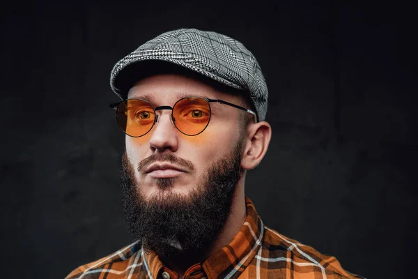 Koyu arkaplanda güneş gözlüklü hipster 'ın vesikalığı. — Stok fotoğraf