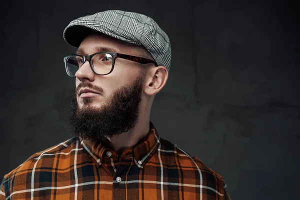 Elegante hipster com barba e óculos em fundo escuro — Fotografia de Stock