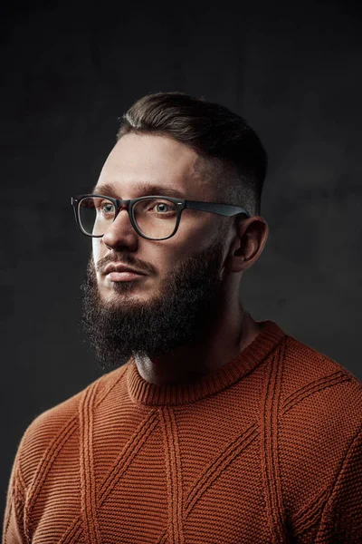 Pózování v tmavém pozadí hipster chlap s brýlemi a brýlemi — Stock fotografie