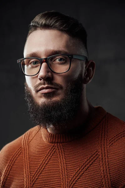 Poser dans fond sombre hipster gars avec des lunettes et des lunettes — Photo