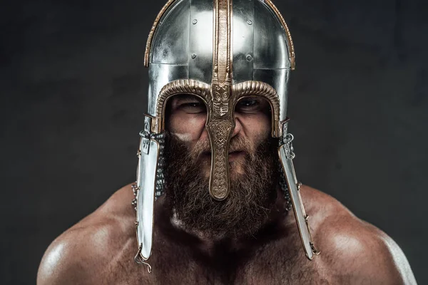 Aggressiv viking med hjälm på honom i mörk bakgrund — Stockfoto