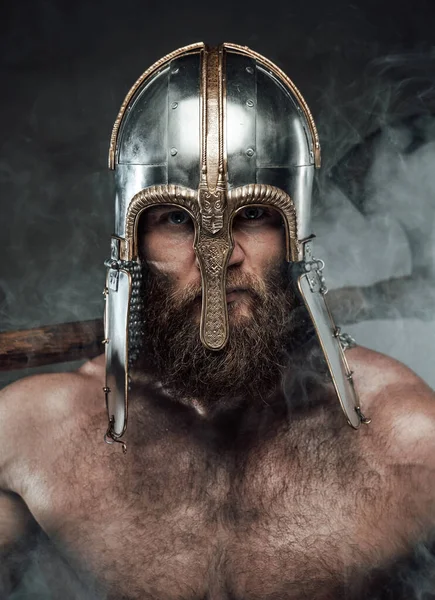 Viking posando em fumaça com machado nas costas — Fotografia de Stock