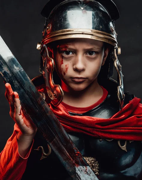 Krigslik och ung romersk soldat med svärd i mörk bakgrund — Stockfoto