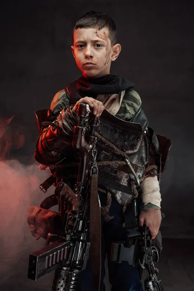 Portrait de petit enfant apocalyptique avec riffle en fond fumé — Photo