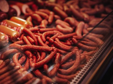 Kasaplar tezgahta büyük miktarda çiğ et satıyorlar.