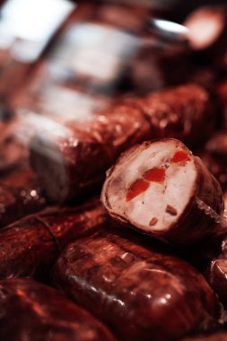 Kasap dükkanının tezgahında serin tütsülenmiş et yakın.