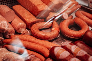 Kasaplar tezgahta büyük miktarda çiğ et satıyorlar.