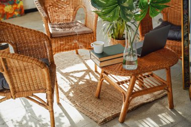 Bambu mobilyalarla çalışmak ve eğitim için oturma odası