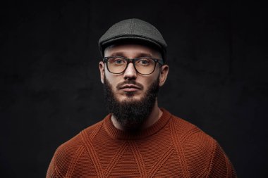 Sakallı ve kepli esmer bir hippi.