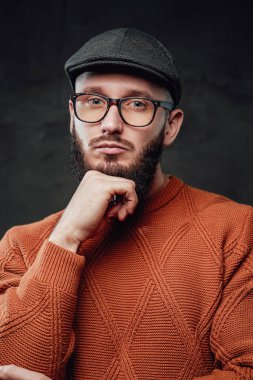 Stüdyoda eli çenesinin altında vahşi ve şık hipster pozları veriyor.