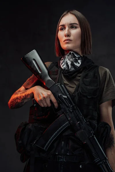 Força especial feminina armada com ak74 e roupas de proteção escuras — Fotografia de Stock