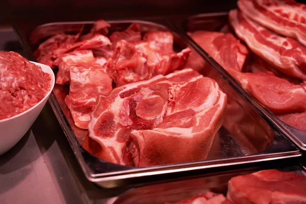Шоу с сырым сырым мясом в мясной лавке — стоковое фото