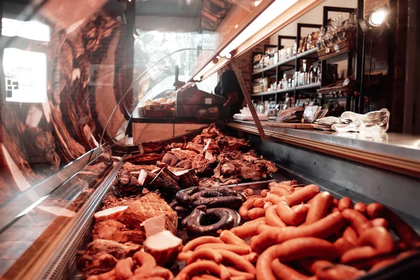 Магазин м'ясників в приміщенні і величезний вибір сирого і копченого м'яса — стокове фото