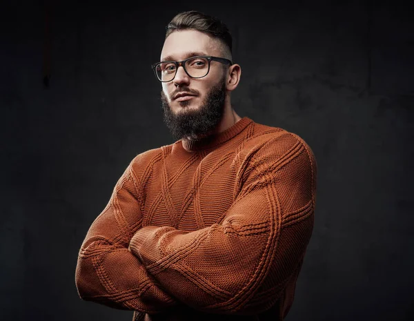 Sterke en bebaarde man in trui poseren in donkere achtergrond — Stockfoto