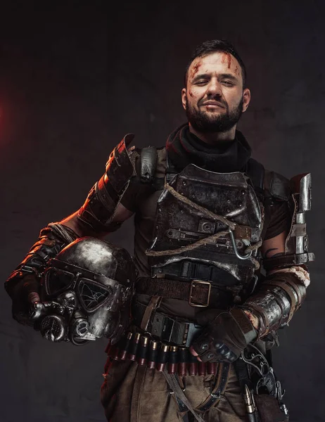 Fröhlicher apokalyptischer Soldat mit Helm im dunklen Hintergrund — Stockfoto