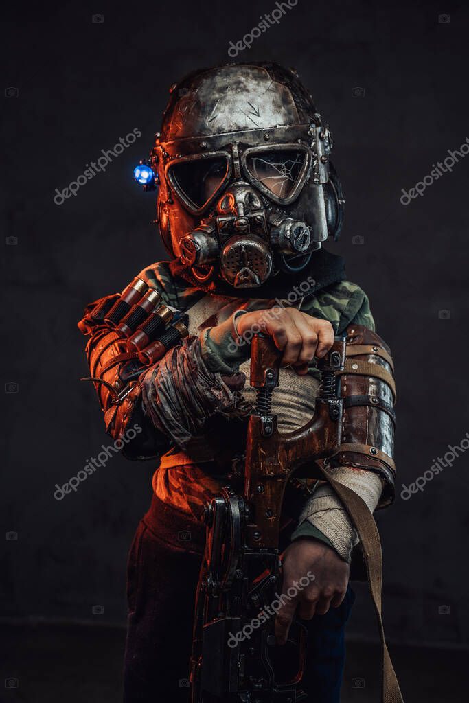 Armato di riffle ragazzino con maschera antigas in fondo scuro - Foto  Stock: Foto, Immagini © fxquadro 430374140