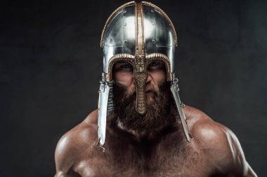 Koyu arkaplanda miğferi olan saldırgan Viking.