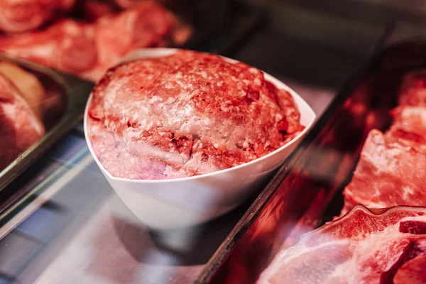 Carne fresca cruda en plato en nevera de la carnicería moderna — Foto de Stock